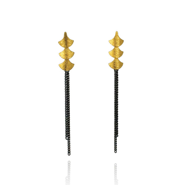 Gold shorter dangly earrings with oxidised chains and gold teardrop shapes