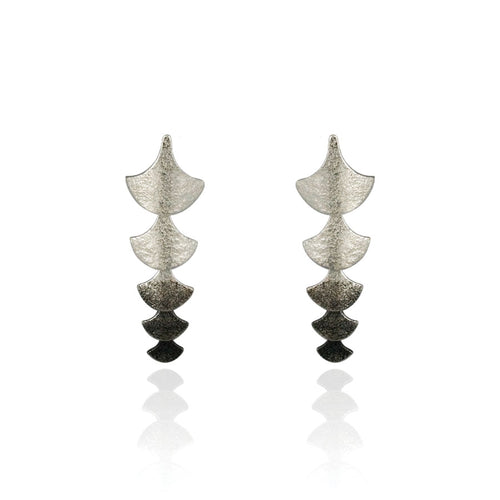 Gold shorter dangly earrings in teardrop shape.